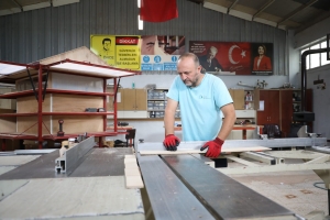 izmit-belediyesi-atolyeleri-fabrika-gibi-uretmeye-devam-ediyor-NIkJVdSJ.jpeg