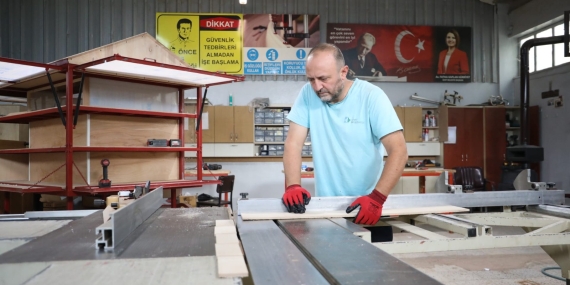 İzmit Belediyesi atölyeleri fabrika gibi üretmeye devam ediyor