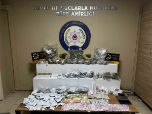 kocaelide-narkotik-baskini-5-supheli-yakalandi-9-kilo-uyusturucu-ele-gecti-dIGpjNbB.jpg