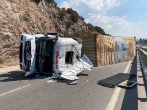 kocaelinde-tir-devrildi-surucu-yaralandi-istanbul-istikameti-trafige-kapandi-ELYkayni.jpg