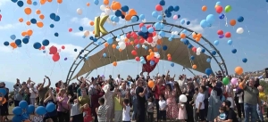 losemiyi-yenen-kagan-icin-gokyuzune-yuzlerce-balon-biraktilar-6Sdtgjur.jpg
