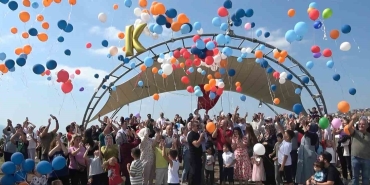 losemiyi-yenen-kagan-icin-gokyuzune-yuzlerce-balon-biraktilar-6Sdtgjur.jpg
