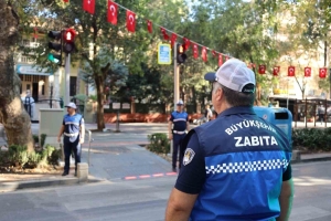 okula-baslayan-ogrenciler-icin-zabitalar-gorevde-fObZGUVt.jpg
