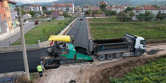 Büyükşehir Belediyesi’nden Sındırgı’da yoğun asfalt mesaisi