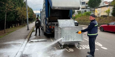 cop-konteynerler-yikanarak-dezenfekte-ediliyor-MFamCOw5.jpg