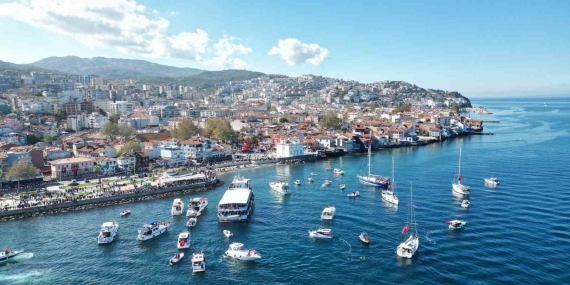 Denizde onlarca tekne kortej yaptı