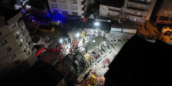 Enkaz başında 14. saat: Hummalı çalışma sürüyor