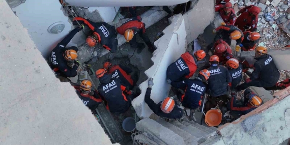 Gebze’de çöken binadaki kurtarma çalışmaları 11. saatinde havadan görüntülendi
