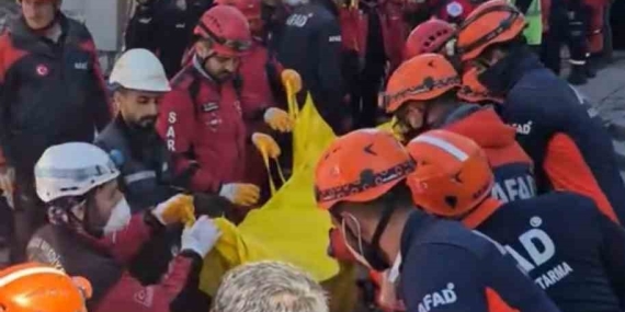 Kocaeli’de çöken binanın enkazından 2 kişinin cansız bedeni çıkarıldı