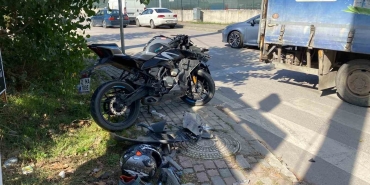 kocaelide-kamyonetle-carpisan-motosiklet-surucusu-agir-yaralandi-shz215Jk.jpg