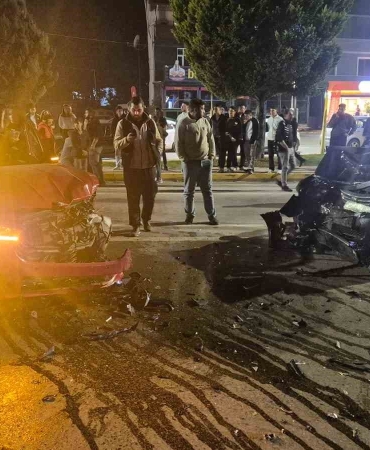 otomobiller-kafa-kafaya-carpisti-2-yarali-PYiyFvB1.jpg