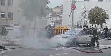 seyir-halindeki-otomobilin-motorunda-yangin-tJx4q24O.jpg