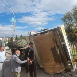 tirin-ustundeki-asfalt-silindiri-yola-devrildi-1-yarali-N59D1RWT.jpg