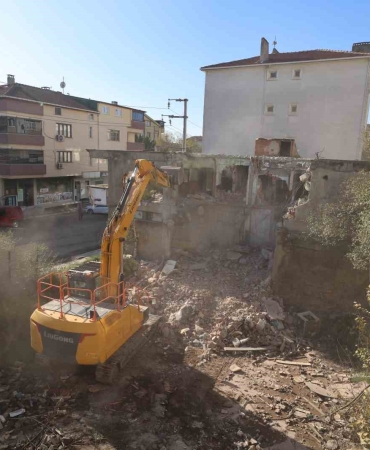 cayirovada-metruk-bina-yikildi-bibUq58W.jpg