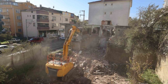 Çayırova’da metruk bina yıkıldı