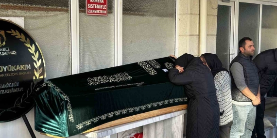 Fabrika yangınında ağır yaralanmıştı: Hastanede hayatını kaybeden Yıldız, son yolculuğuna uğurlandı