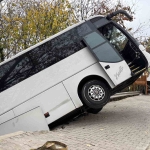 facianin-esiginden-donuldu-tur-otobusu-sarampole-dustu-RcwFyp7b.jpg