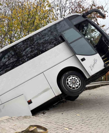 facianin-esiginden-donuldu-tur-otobusu-sarampole-dustu-RcwFyp7b.jpg