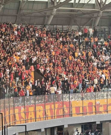 galatasaray-taraftarindan-selcuk-inan-tezahurati-eSwegyD1.jpg