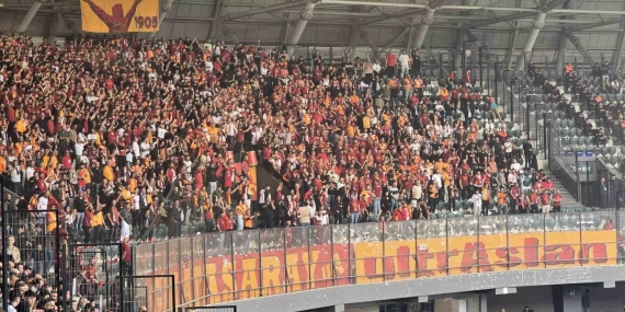 Galatasaray taraftarından Selçuk İnan tezahüratı