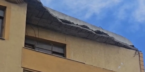 Gelibolu’da 5 katlı binanın çatısının bir kısmı çöktü