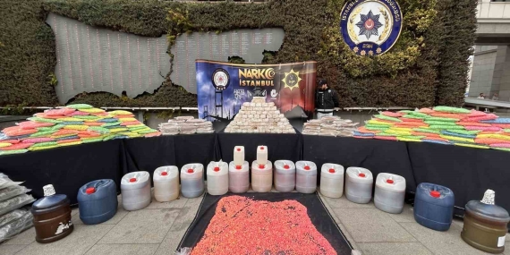 İstanbul ve Kocaeli’de ele geçirilen uyuşturucular emniyette sergilendi
