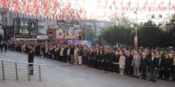 İzmit Belediyesi, Ata’ya saygıyla kenetlendi