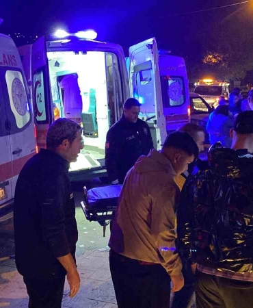 kocaelide-bisikletliye-carpmamak-icin-manevra-yapan-otomobil-direge-carpti-5-yarali-1JTxy8iM.jpg