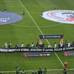 kocaelispor-galatasarayli-futbolcular-sahaya-10-kasim-pankartiyla-cikti-JEZi6MyL.jpg