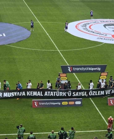 kocaelispor-galatasarayli-futbolcular-sahaya-10-kasim-pankartiyla-cikti-JEZi6MyL.jpg