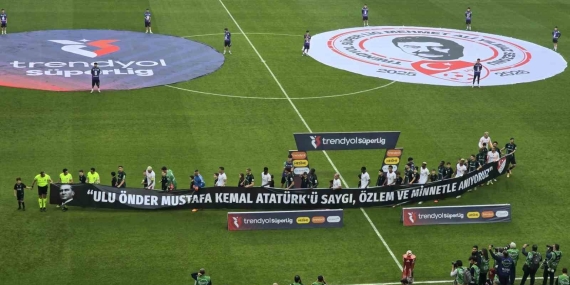Kocaelispor – Galatasaraylı futbolcular sahaya 10 Kasım pankartıyla çıktı