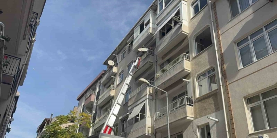 Kolonlarında çatlaklar tespit edilen 5 katlı bina mühürlendi