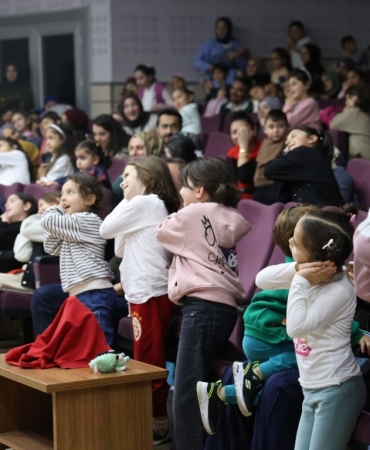 minik-izleyicilerden-tiyatro-oyununa-tam-not-SgBfLdsB.jpg