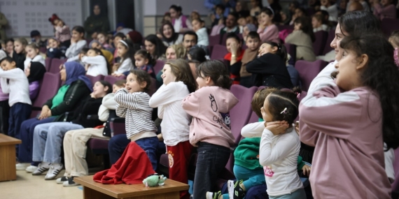 Minik izleyicilerden tiyatro oyununa tam not