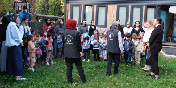 Minikler hem deprem çantası hazırladı hem “çök-kapan-tutun” yaptı