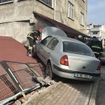 park-halindeki-araca-carpan-otomobil-evin-catisina-cikti-REYJwxN9.jpg