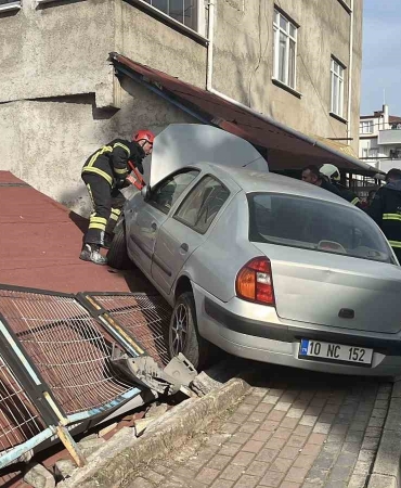 park-halindeki-araca-carpan-otomobil-evin-catisina-cikti-REYJwxN9.jpg