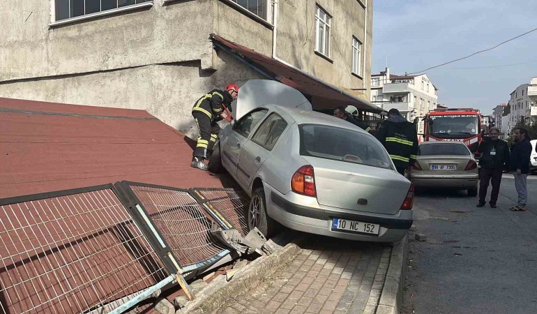 park-halindeki-araca-carpan-otomobil-evin-catisina-cikti-REYJwxN9.jpg