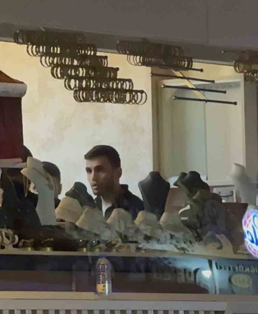 tahliye-edilen-binada-kuyumcu-alarmi-ziynet-esyalarini-dakikalar-icinde-topladi-OYMW7zb5.jpg