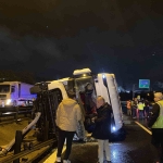 temde-tir-devrildi-kasadaki-granul-yola-sacildi-1-yarali-rjuRpcXD.jpg