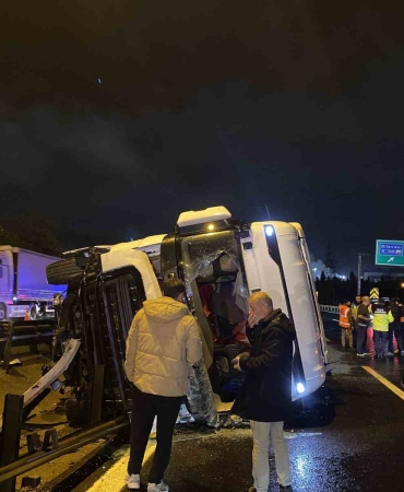 temde-tir-devrildi-kasadaki-granul-yola-sacildi-1-yarali-rjuRpcXD.jpg
