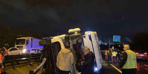 TEM’de tır devrildi, kasadaki granül yola saçıldı: 1 yaralı