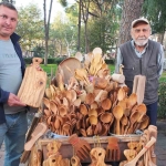 yakacak-olarak-kullanilan-zeytin-odunlarini-mutfak-gereclerine-donusturuyor-PHhWhZuX.jpg