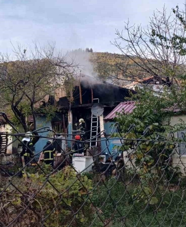 cakmagi-doldururken-hem-kendini-hem-de-evi-yakti-UsH8XpXA.jpg