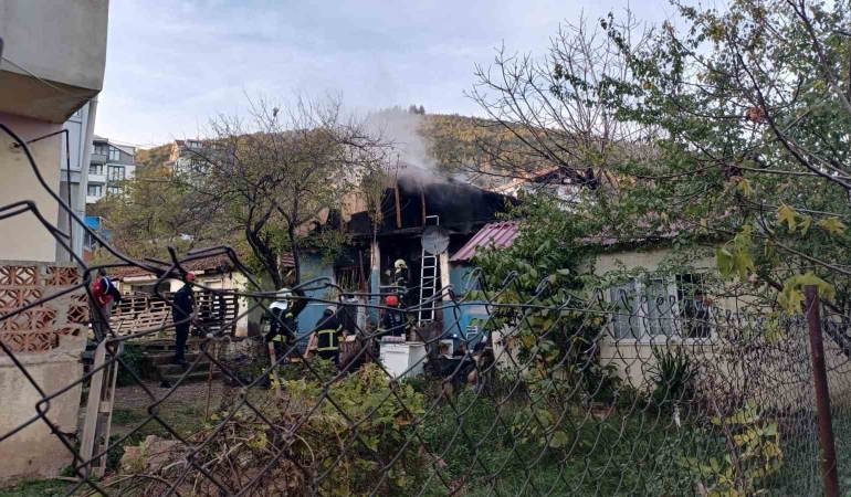 cakmagi-doldururken-hem-kendini-hem-de-evi-yakti-UsH8XpXA.jpg