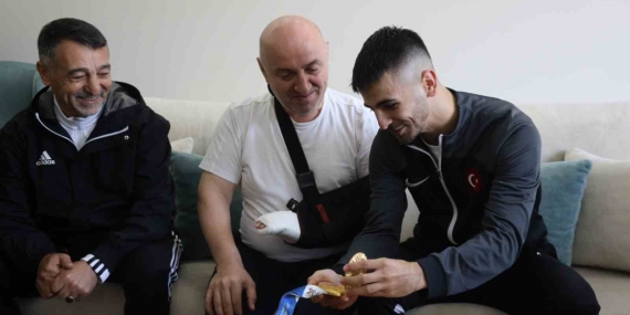 Dünya şampiyonu milli karateci Şamdan’dan Başkan Bıyık’a “madalyalı” ziyaret