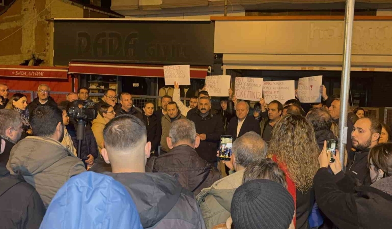 gebzede-yikilan-binanin-cevresindeki-vatandaslar-raporlarin-sonucunu-bekliyor-tqPd2tLg.jpg