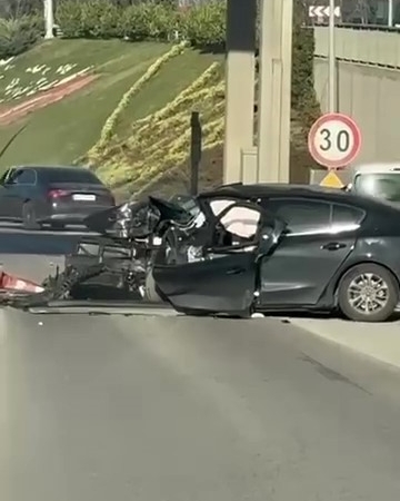 giselere-carpan-otomobil-kullanilamaz-hale-geldi-2-kisi-agir-yaralandi-QWMlKauQ.jpg