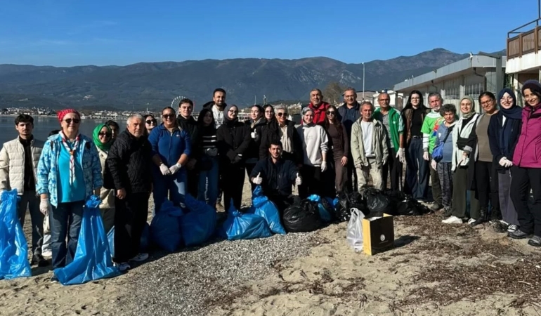 havran-myo-ogrencilerinden-akcay-sahilinde-cevre-temizligi-M1QIcKsj.jpg