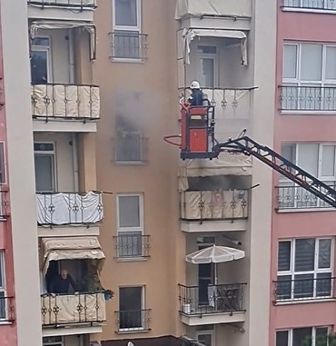 itfaiye-eri-oksijen-maskesini-vatandasa-verip-hayatini-kurtardi-ftGLVdpP.jpg